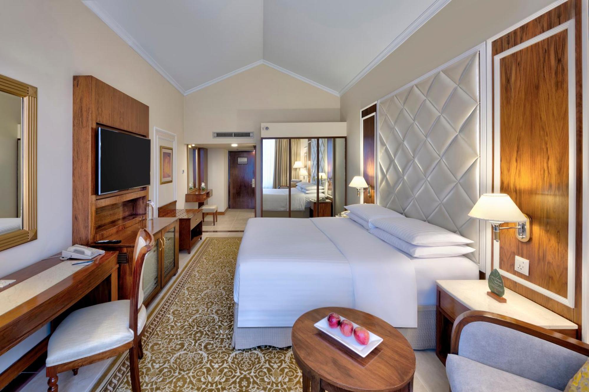 Executive Executive lounge access Guest room 1 King,1600233278:JPEG
