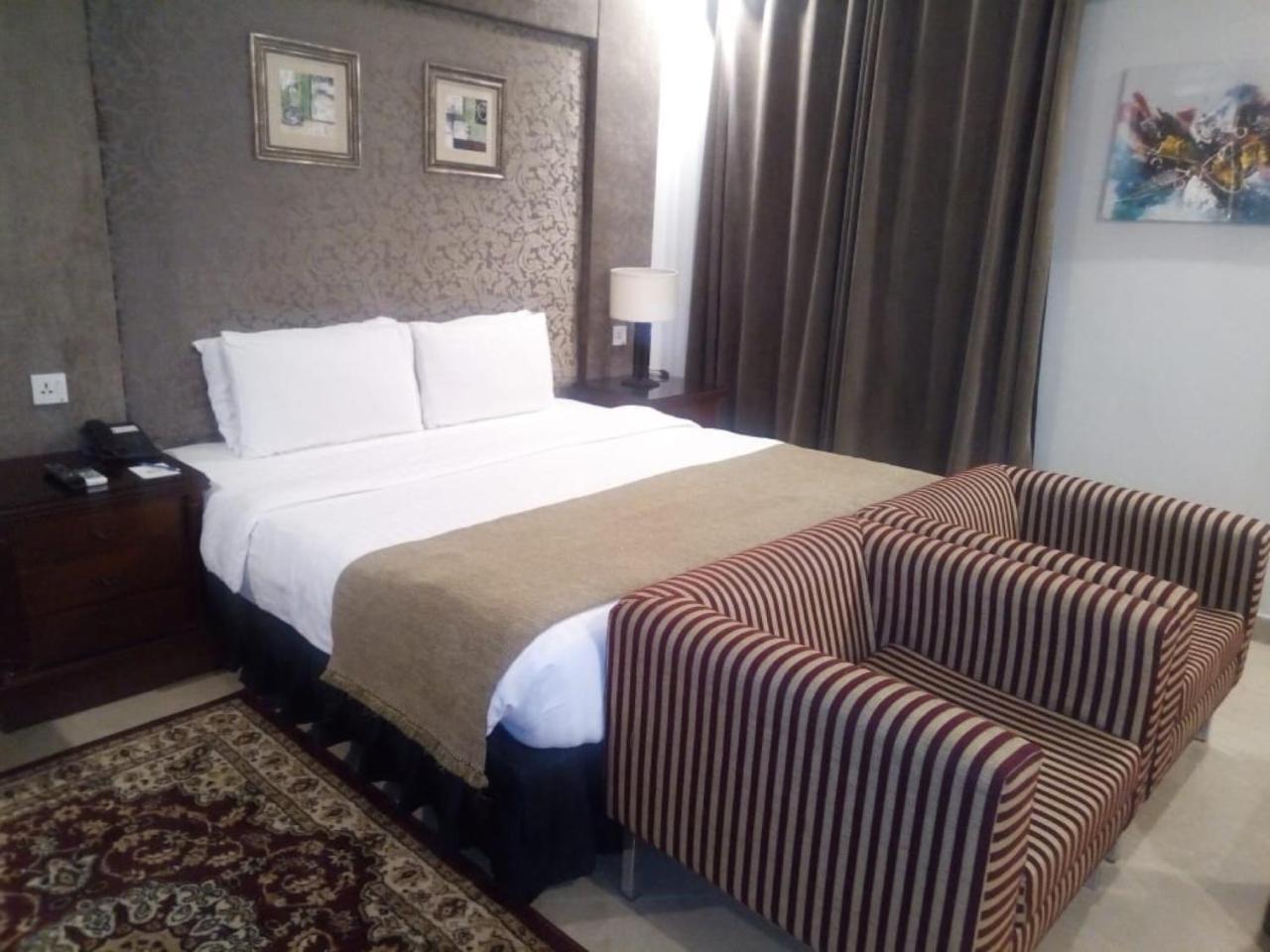 Deluxe King Room,712805380:JPEG